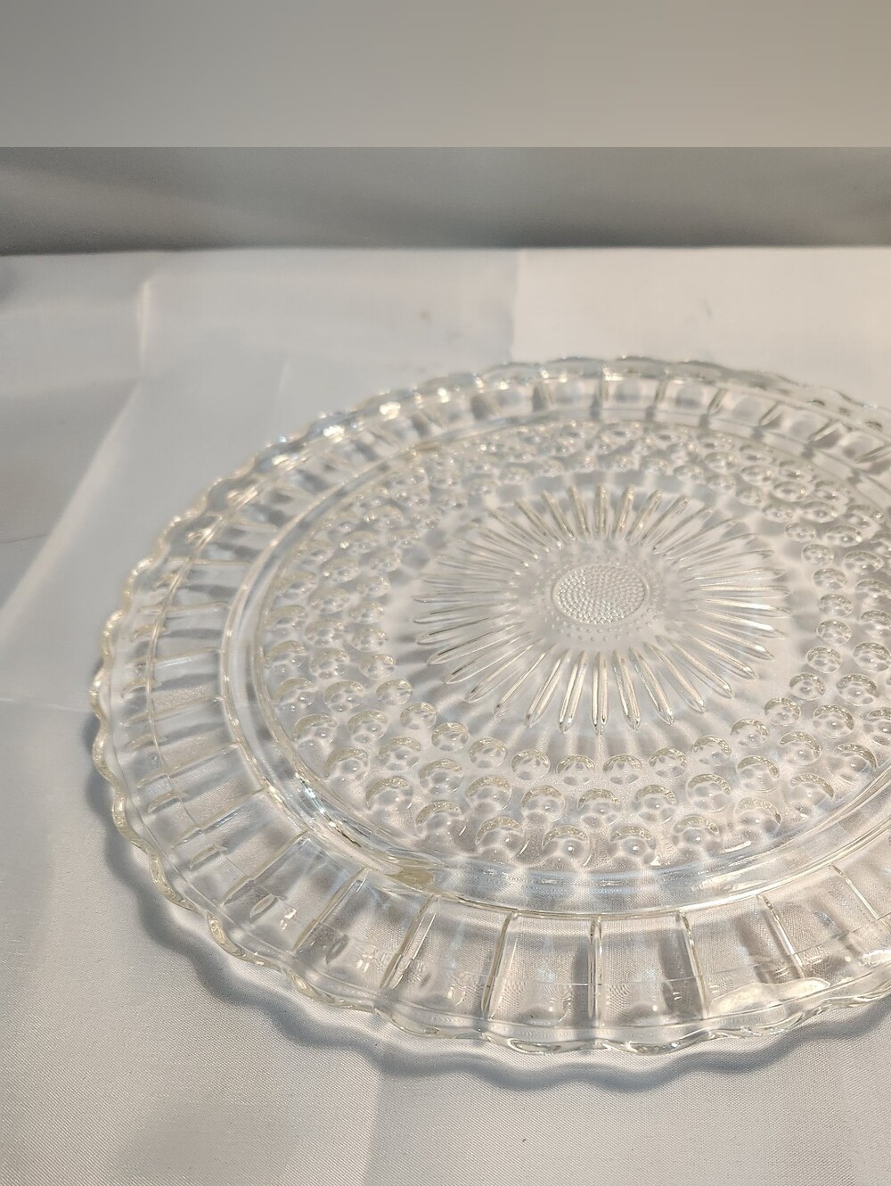 Clear Glass Decorative Cake Plate – Elegant Textured Design